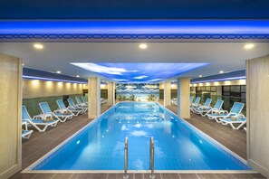2 Innenpools, Außenpool (je nach Saison geöffnet), Sonnenschirme