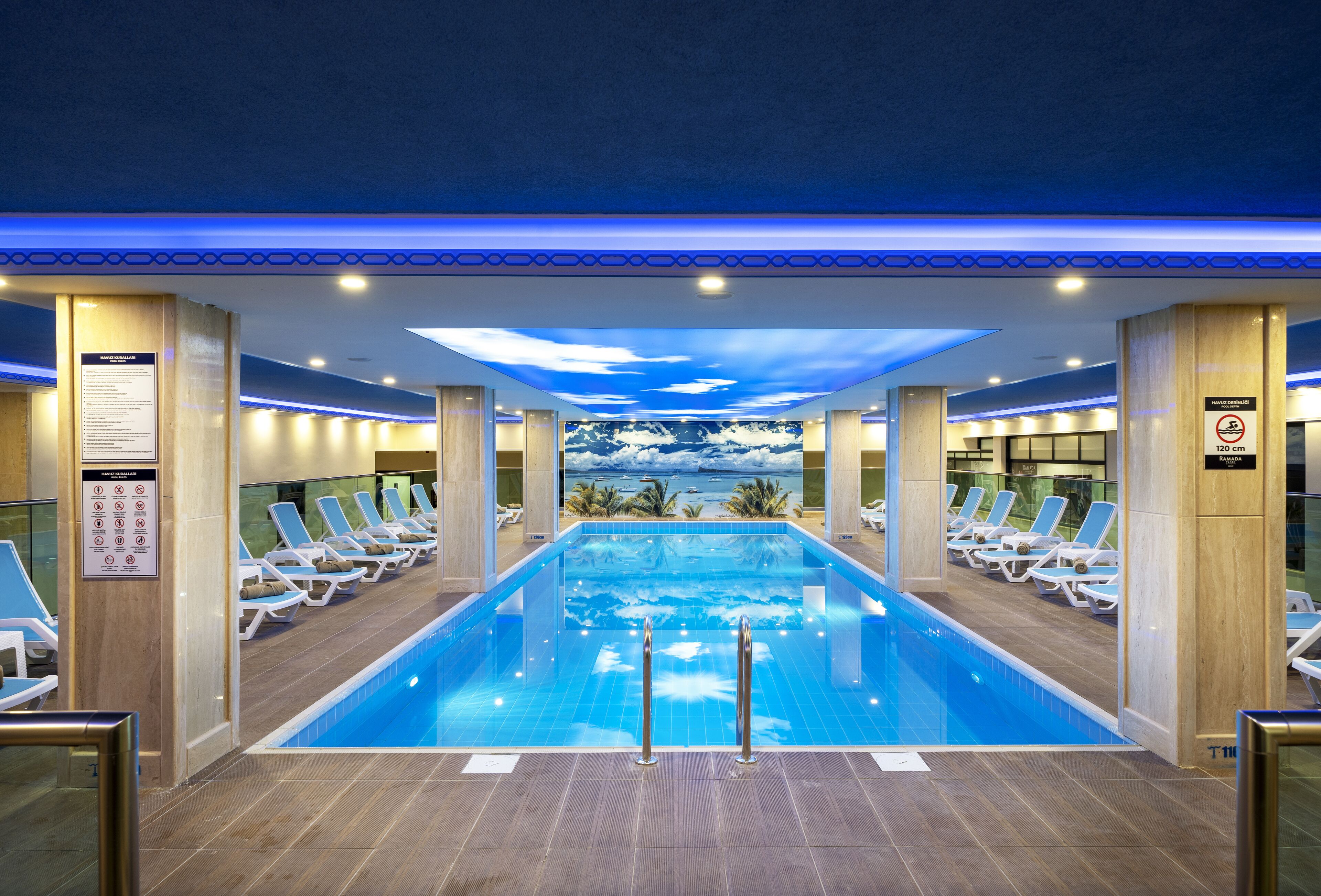 2 つの屋内プール、季節限定屋外プール、営業時間 8:00 ～ 23:00、プール パラソル、サンラウンジャー