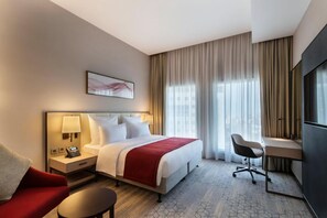 Standard Room, 1 King Bed | In-room safe, desk, blackout drapes, soundproofing