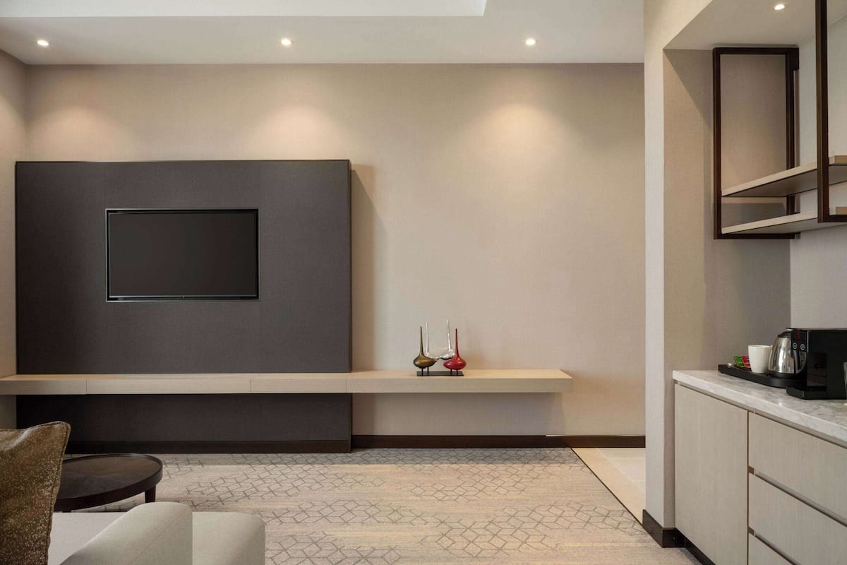 1 bedroom, in-room safe, desk, blackout curtains