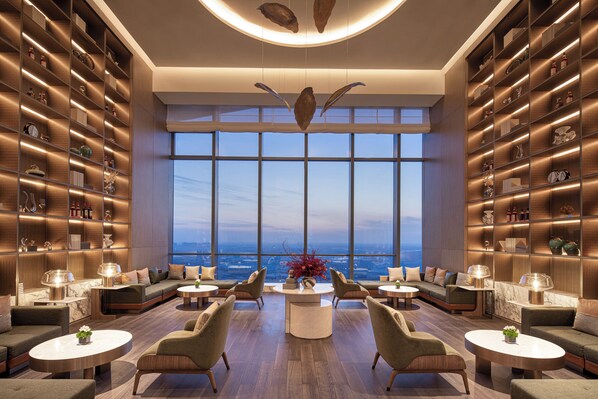 2 Bars/Lounges
