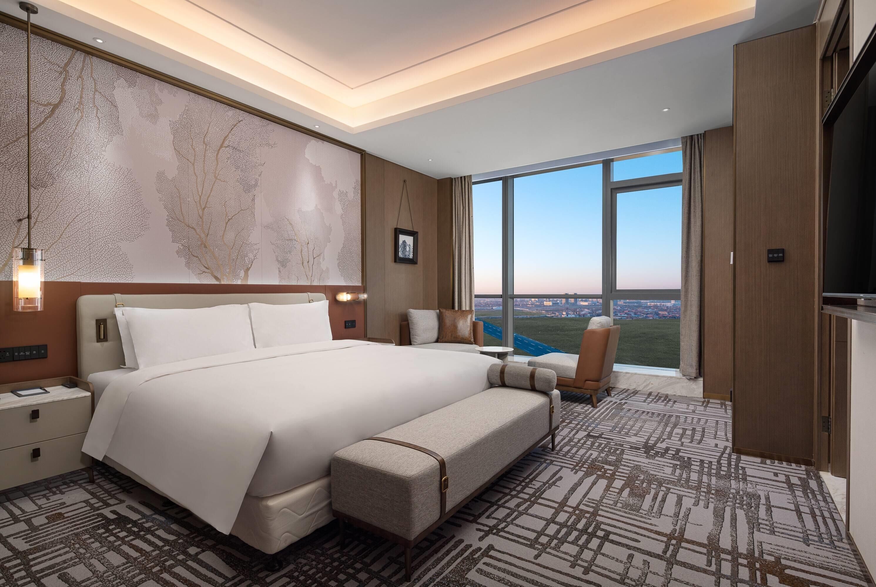 Deluxe Room, 1 King Bed | Premium bedding, minibar, in-room safe, desk
