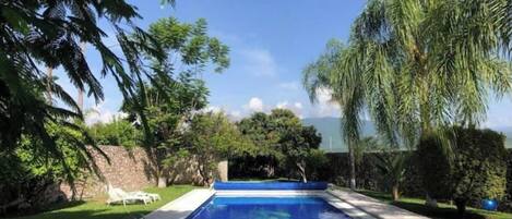 Utendørsbasseng og et oppvarmet basseng