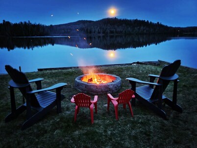 Waterfront Family Cottage with Private Beach and Hot Tub