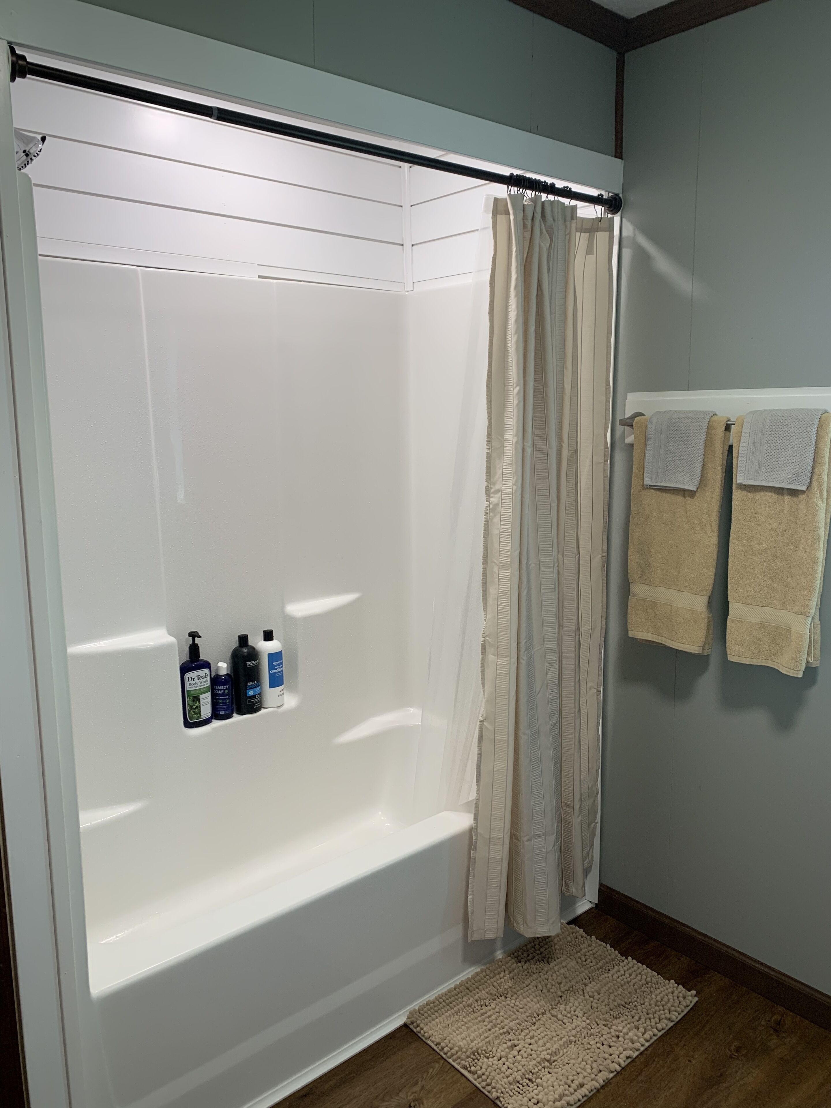 Ensemble douche/baignoire, sèche-cheveux, serviettes fournies, savon