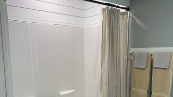 Ensemble douche/baignoire, sèche-cheveux, serviettes fournies, savon