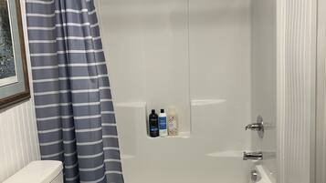 Combinazione doccia/vasca, asciugacapelli, asciugamani, sapone