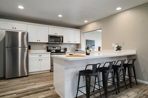 Refrigerador, microondas, horno y parrilla de estufa 