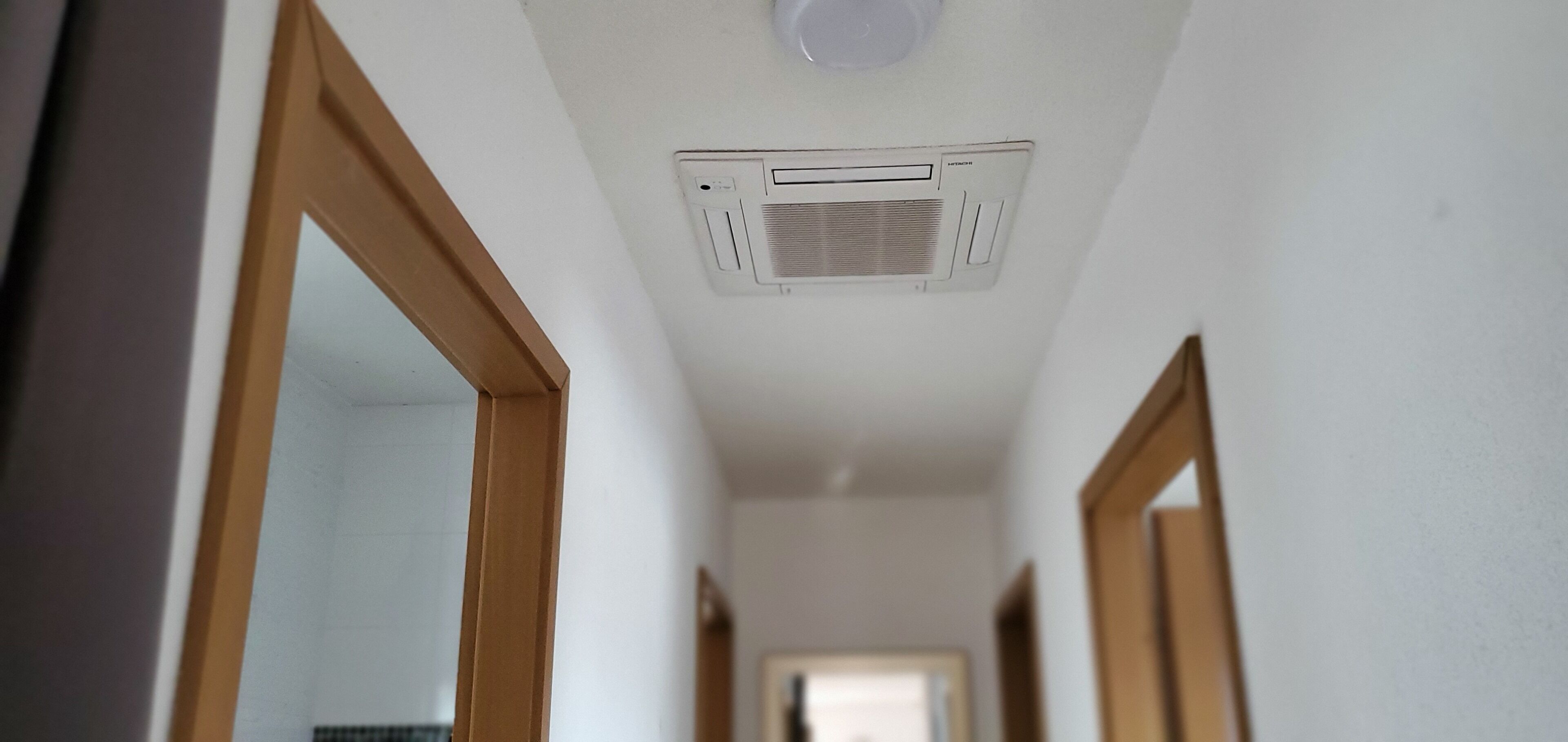 Un pasillo con una unidad de aire acondicionado instalada en el techo.