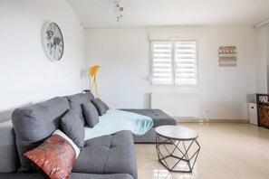 Smart TV, table tennis - ESPLANADE Bonne Nuit SPA Jeux Colmar (MUNTZENHEIM)