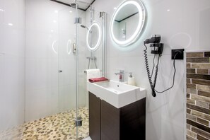Dusche, Haartrockner, Handtücher, Seife