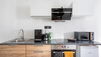 Een koelkast, een microgolfoven, een oven, een kookplaat