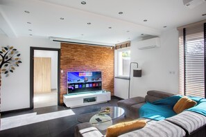 Smart-tv, dvd-afspiller, bøger, videobibliotek