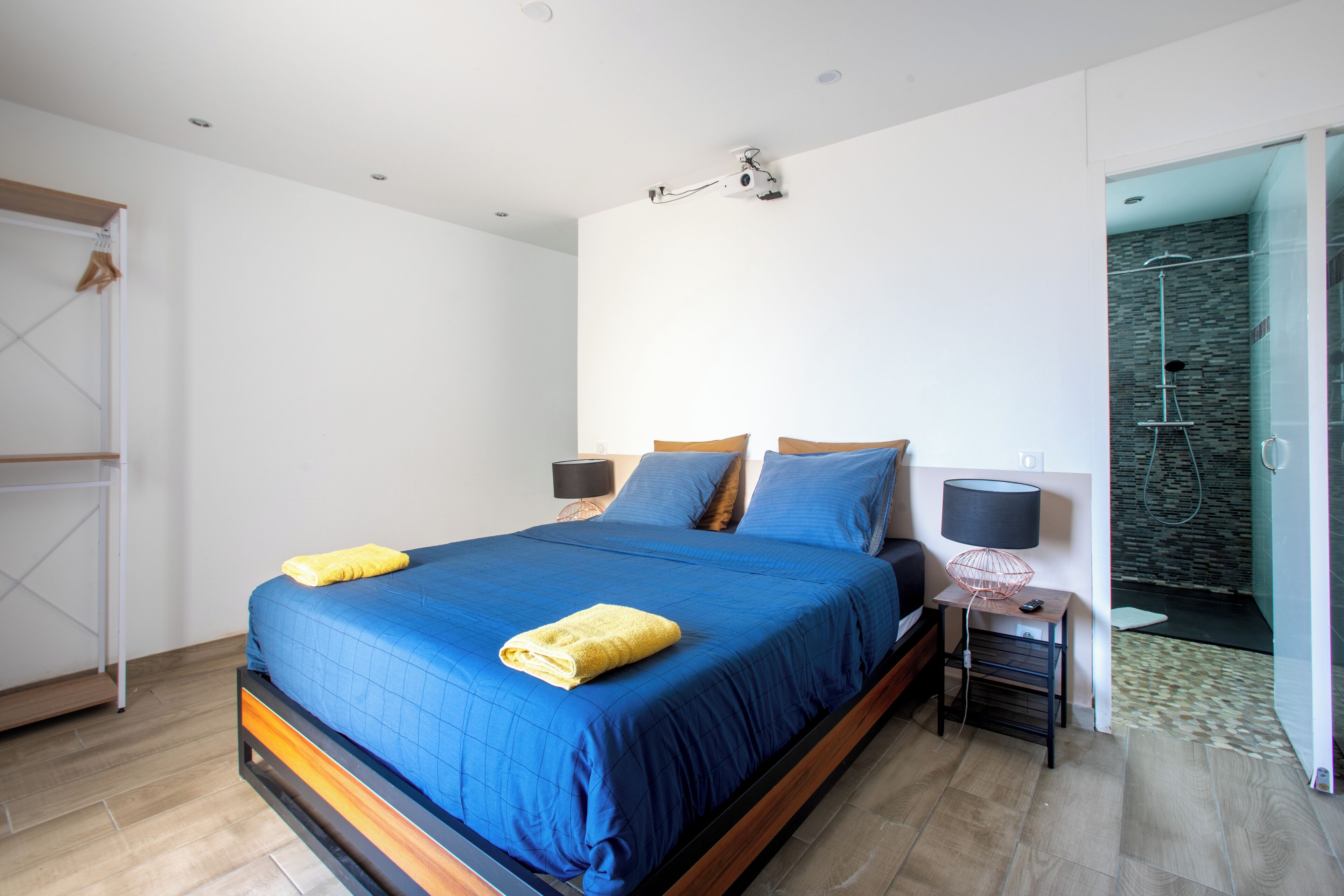 4 dormitorios, tabla de planchar con plancha, wifi gratis y ropa de cama