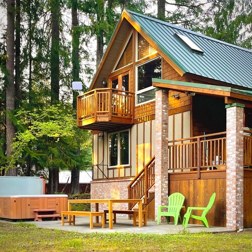 River-Walk Cabin - near Mount Rainier National Park
