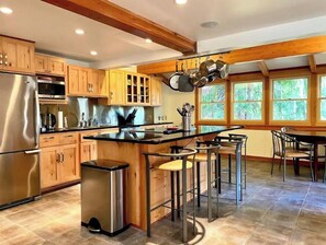 Full-size fridge, microwave, oven, stovetop