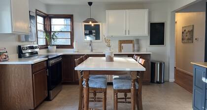 Poplar Place - 3 BR - Hot Tub - Steps from Downtown