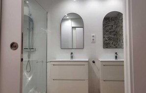Douche, sèche-cheveux, serviettes fournies