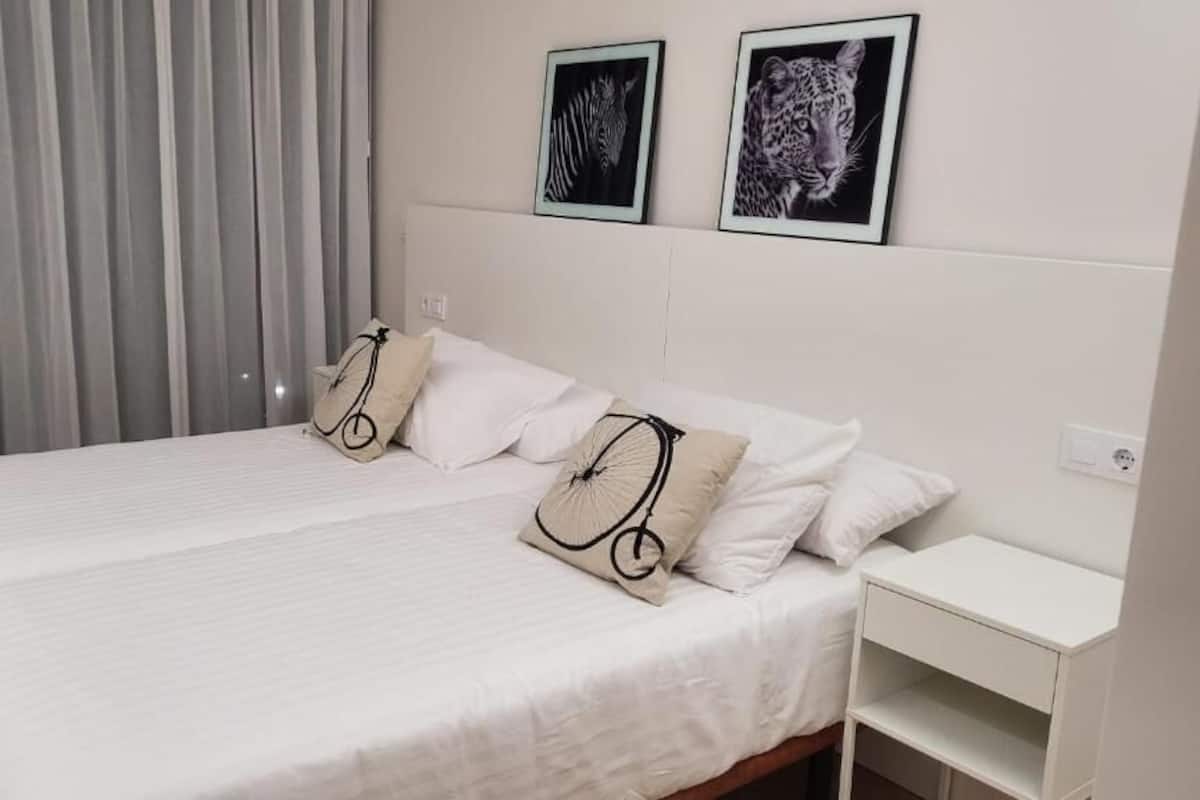 2 bedrooms, Egyptian cotton sheets, premium bedding, down comforters