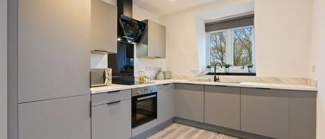 ثلاجة، ميكروويف، فرن، موقد طهي مسطح