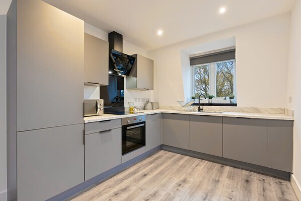 Køleskab, mikrobølgeovn, ovn, kogeplade