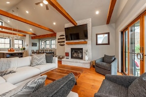 Smart TV y chimenea