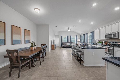 Home away from home. Cozy retreat in East Houston.