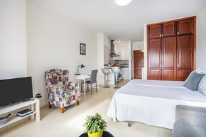 Desk, iron/ironing board, WiFi, bed sheets