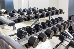 Una sala de gimnàstica amb files de pèses i peses disc.