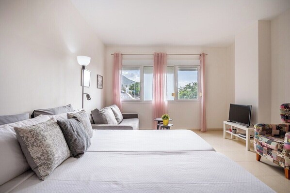 Desk, iron/ironing board, WiFi, bed sheets