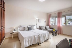 Escritorio, tabla de planchar con plancha, wifi y ropa de cama 