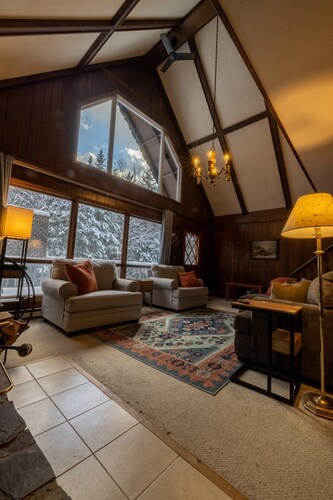 Spacious Chalet, Skiing 5 Minutes to Jay Peak, Vermont!