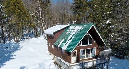 Four-Season Chalet, Hiking, Skiing, 5 Minutes to Jay Peak, Vermont!