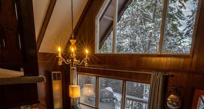 Four-Season Chalet, Hiking, Skiing, 5 Minutes to Jay Peak, Vermont!