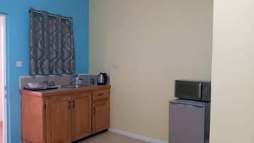 KylskÄp, mikrovÄgsugn, vattenkokare och grytor/köksredskap