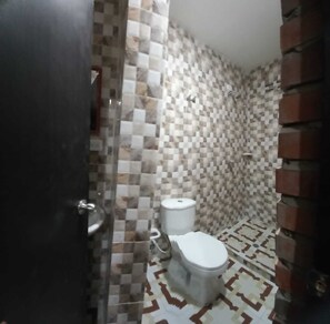 Habitación estándar doble de uso individual | Baño | Toallas