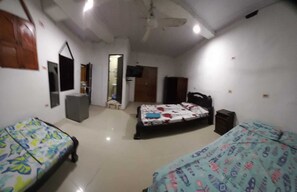 Family Room | Iron/ironing board, free WiFi, bed sheets - HOSTAL EL BALCONCITO (Cartagena)