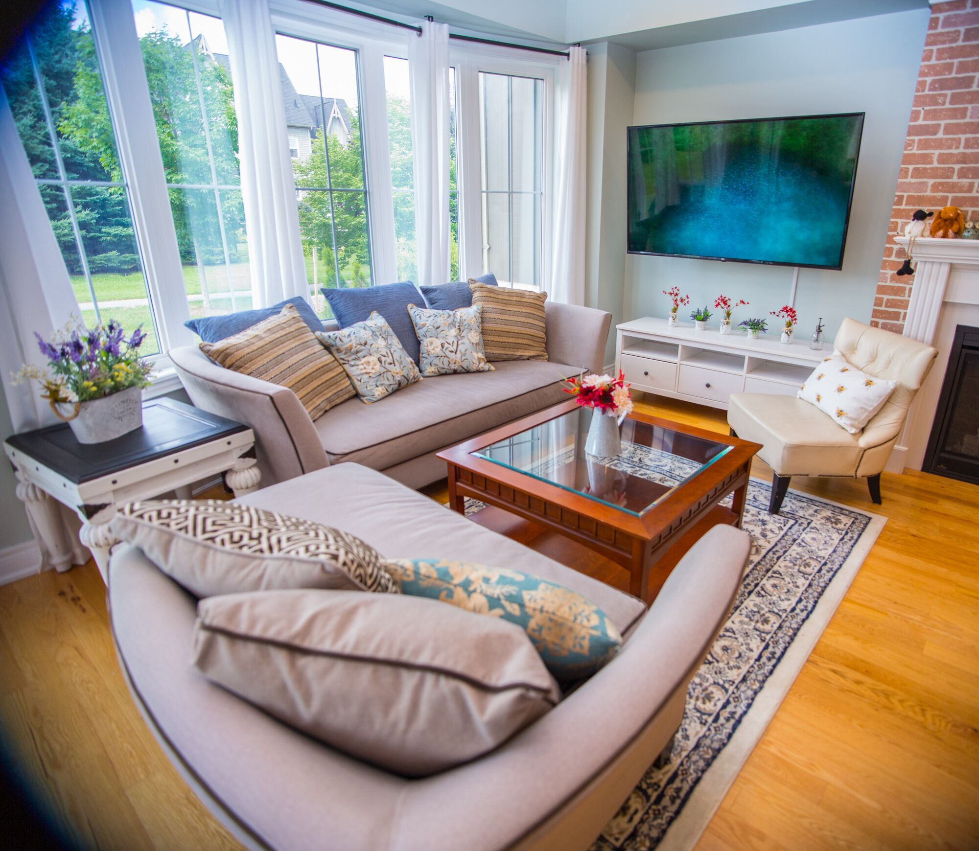 Casa superior | Área de sala de estar | Smart TV de 65 pulgadas con canales digitales, televisión y chimenea 