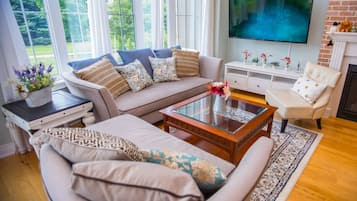 Casa superior | Área de sala de estar | Smart TV de 65 pulgadas con canales digitales, televisión y chimenea