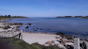 På stranden och solstolar