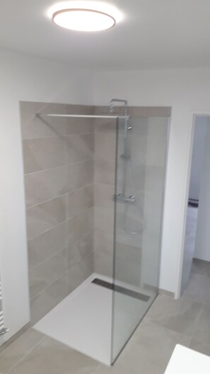 Dusche, Haartrockner, Handtücher, Toilettenpapier