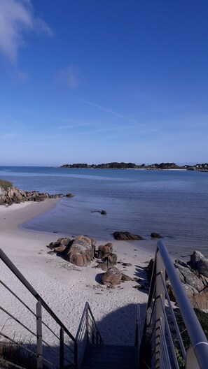På stranden och solstolar