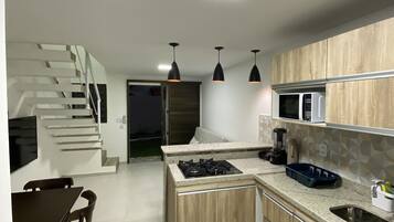 Geladeira, micro-ondas, cooktop, chaleira elétrica