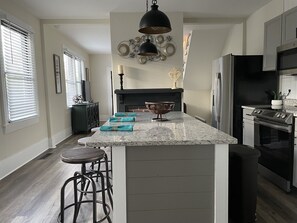 Frigorifero, microonde, piano cottura, lavastoviglie