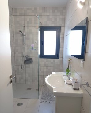 シャワー、ヘアドライヤー、タオル、石鹸