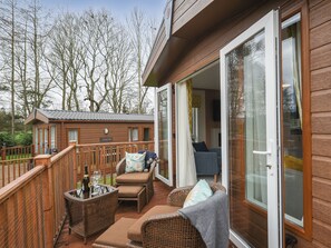 Terrace/patio - As soon as you arrive at Daisy Bank Caravan Park, you feel instantly rested. (Montgomery)