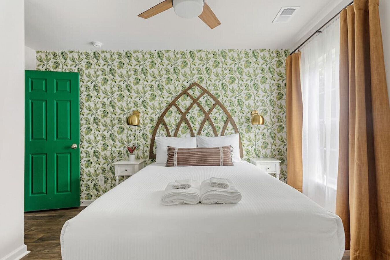 8 habitaciones, escritorio y tabla de planchar con plancha 