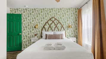 8 habitaciones, escritorio y tabla de planchar con plancha