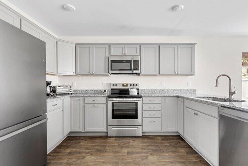 *New* WeCo Duplex | 8 BR, 75" TVs | Sleeps 16