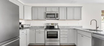 *New* WeCo Duplex | 8 BR, 75" TVs | Sleeps 16